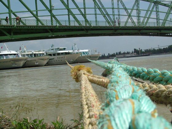 Geroj: Tetőzik a Duna Komáromnál - hajók várják az apadást
