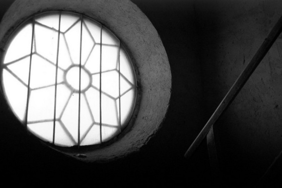 cserepfalu: Fekete fehér ablaküveg