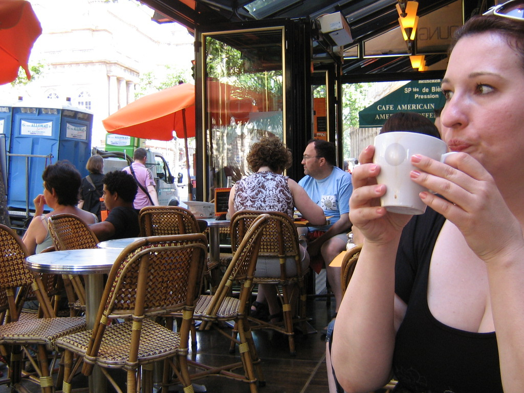 Adri és a Café au Lait egy kávézó teraszán
