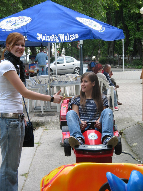 2006.06.11. Siófok (27)-Timi megáll a stoppoló Janka mellett