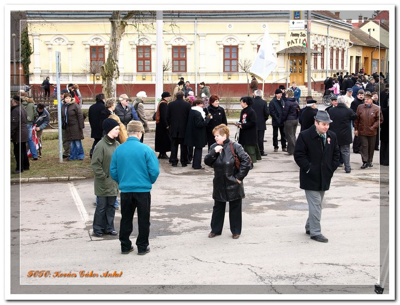 március 15.300