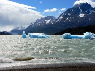 Lago Grey jéghegyekkel