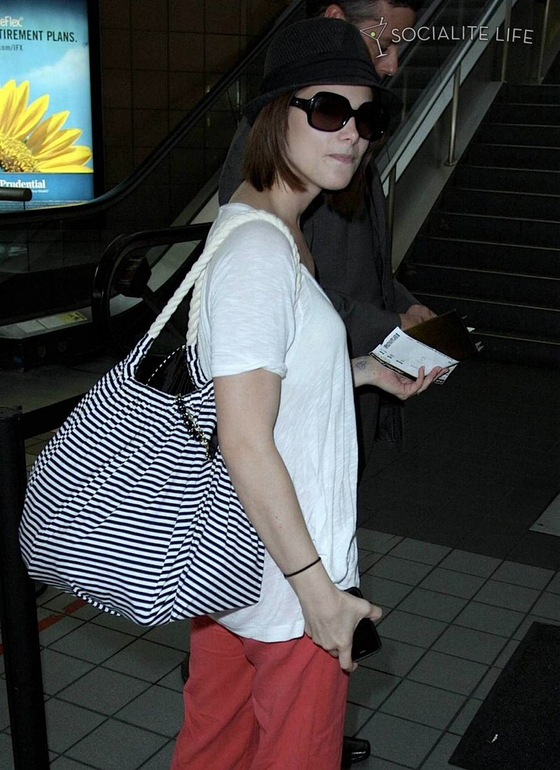 gallery enlarged-ashleygreene-lax-photos-06202009-12