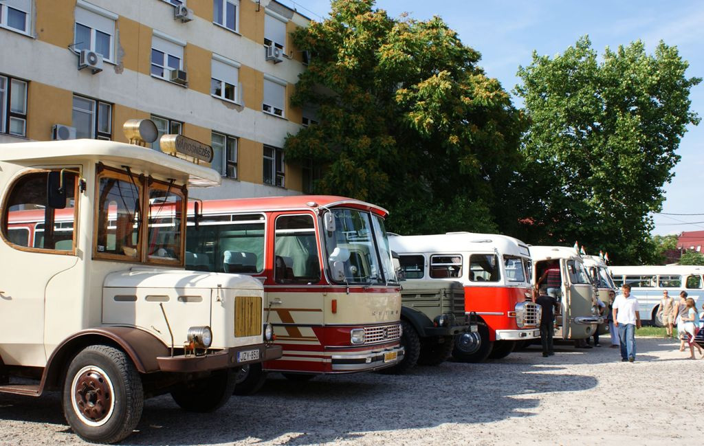 Múzeumok éjszakája Kecskemét - bevetésre készek a retro buszok