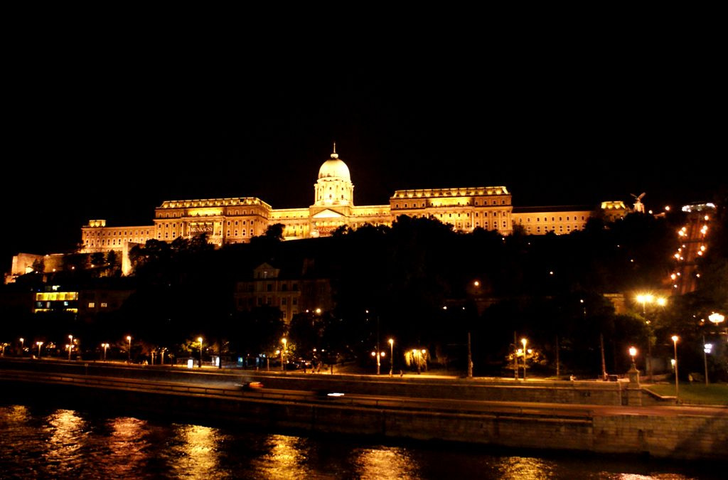 A Budavári Palota és a Sikló a Lánchídról