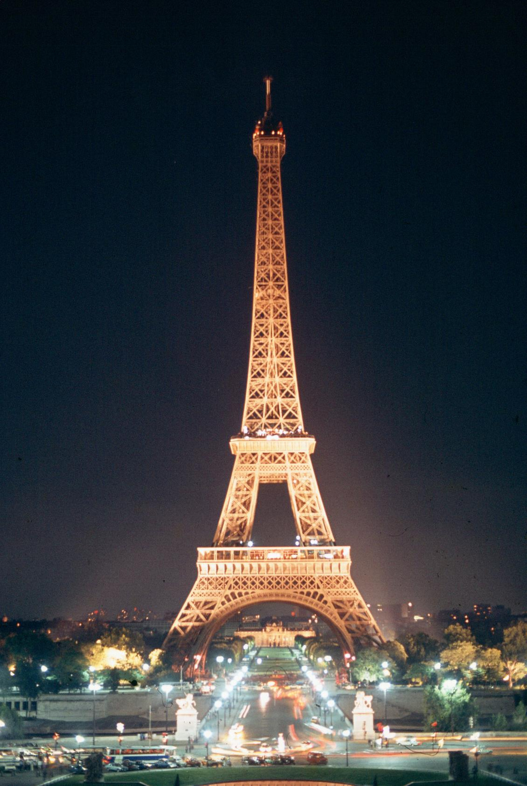 Az Eiffel torony Párizsban, 1980-ban, esti kivilágításban