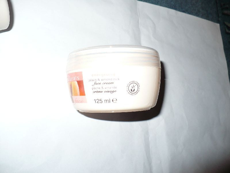 Arckrém Avon Naturals őszibarack és mandula P1050869