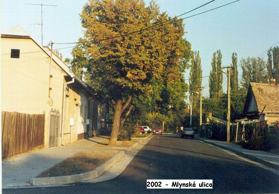 2002 - pohľad do Mlynskej ulice z opačnej strany
