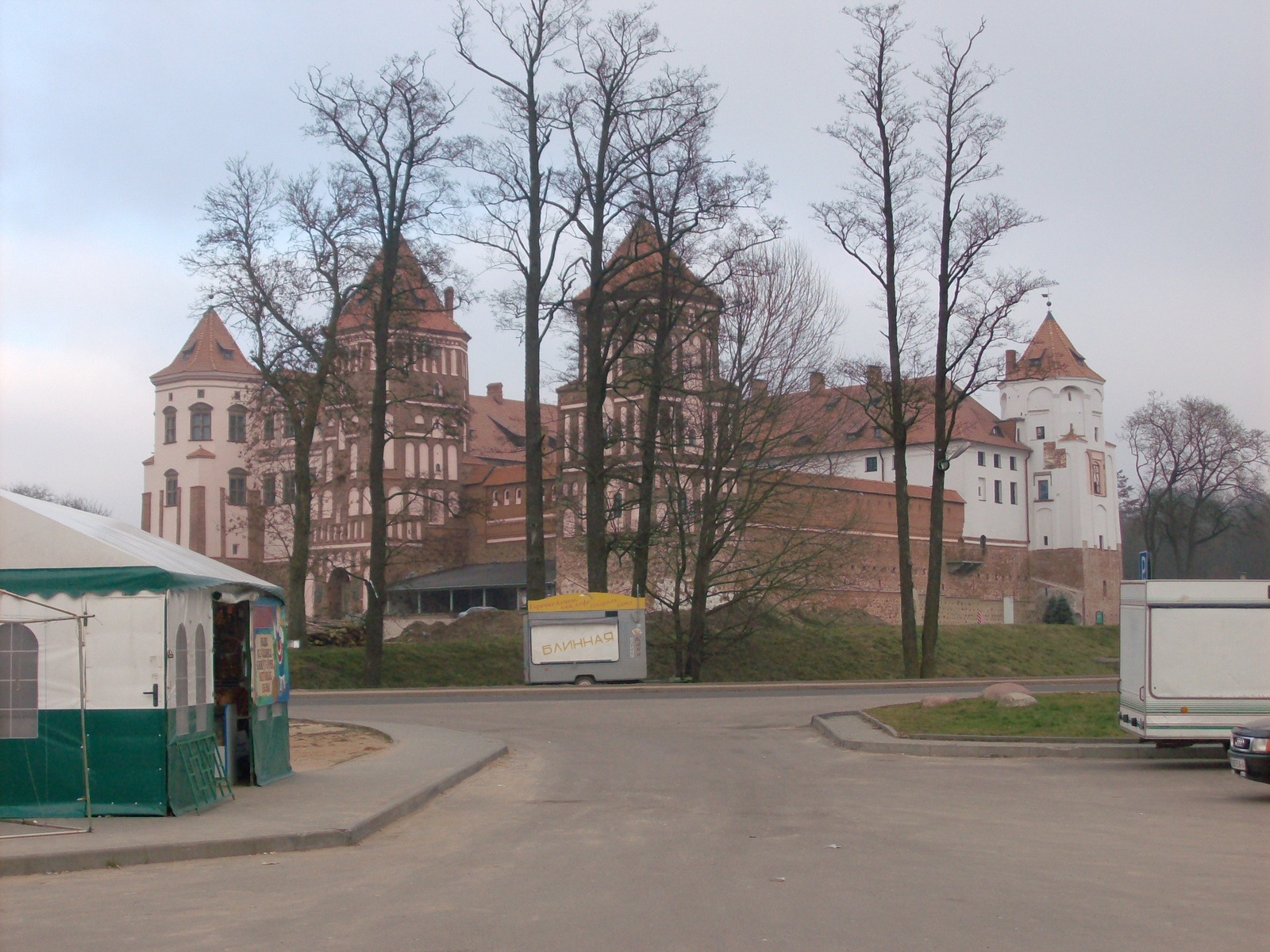 Mir, a vár a parkolóból nézve