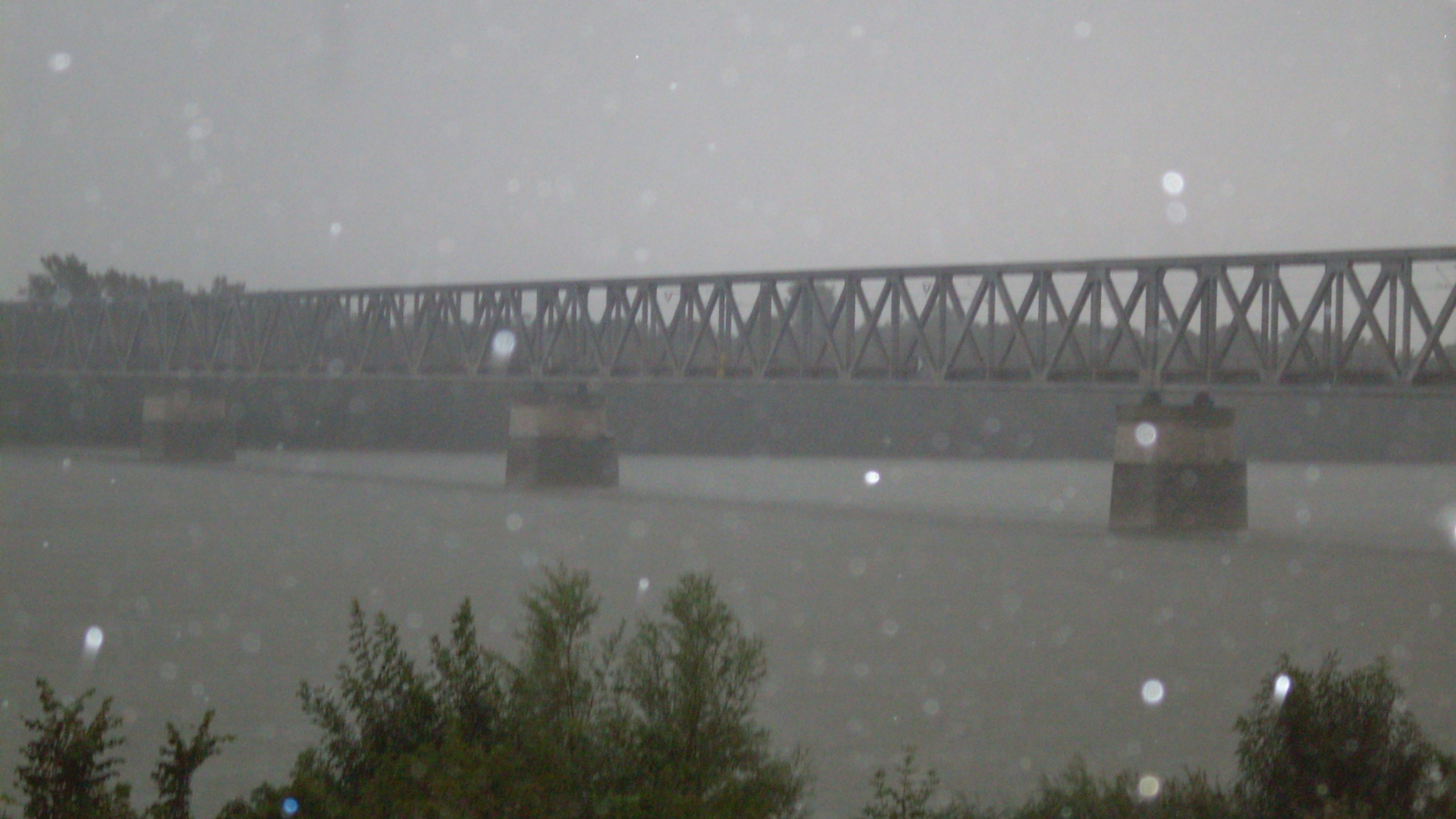 Vasúti híd esőben