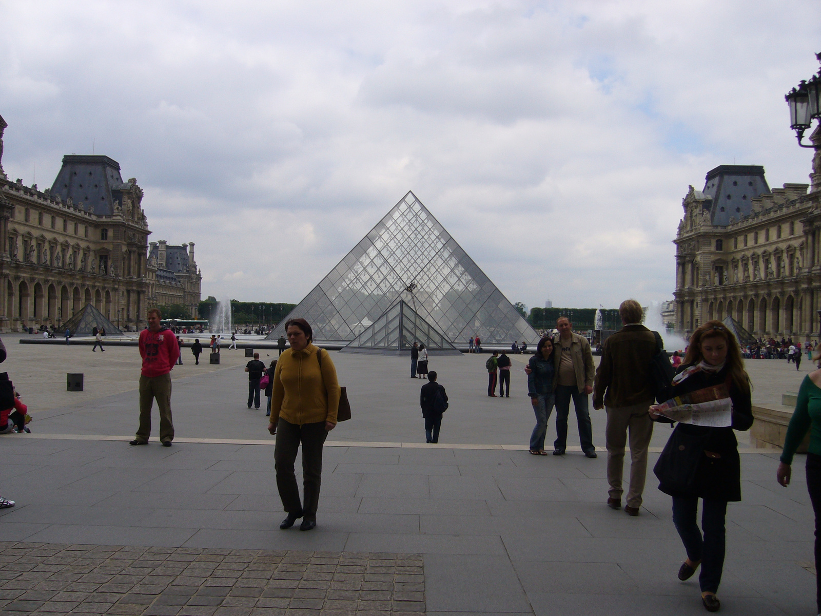 Louvre üvegpiramisa