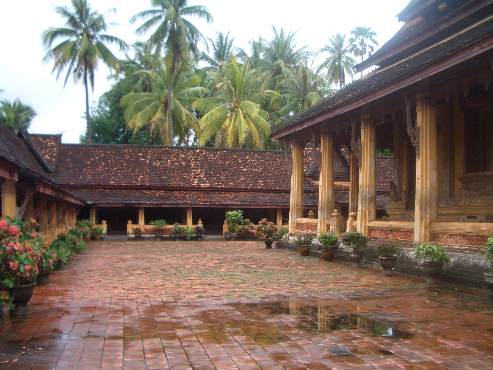 Sisaket...buddhista templom s udvara