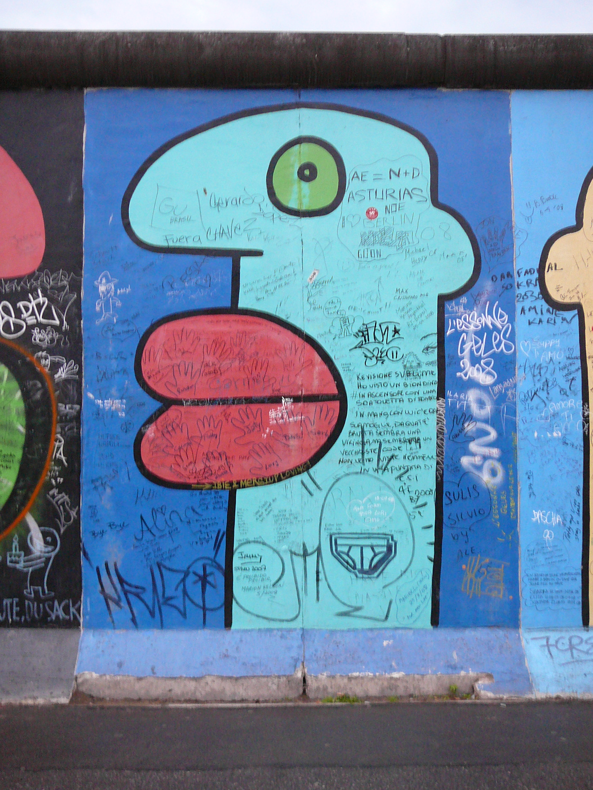 A berlini-fal egy darabja