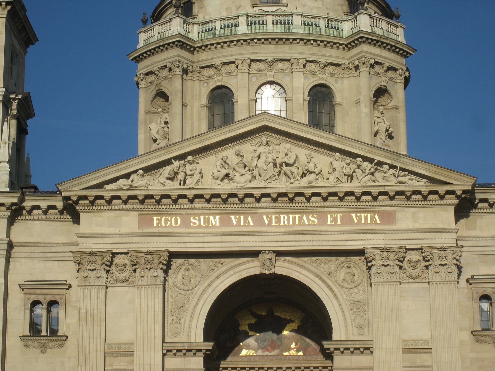 44 Szent István Bazilika timpanon