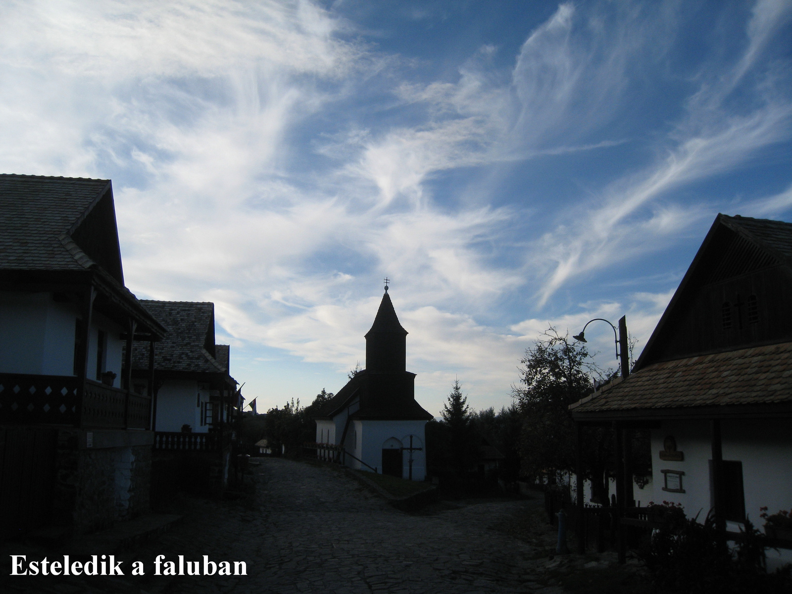 162 Esteledik a faluban