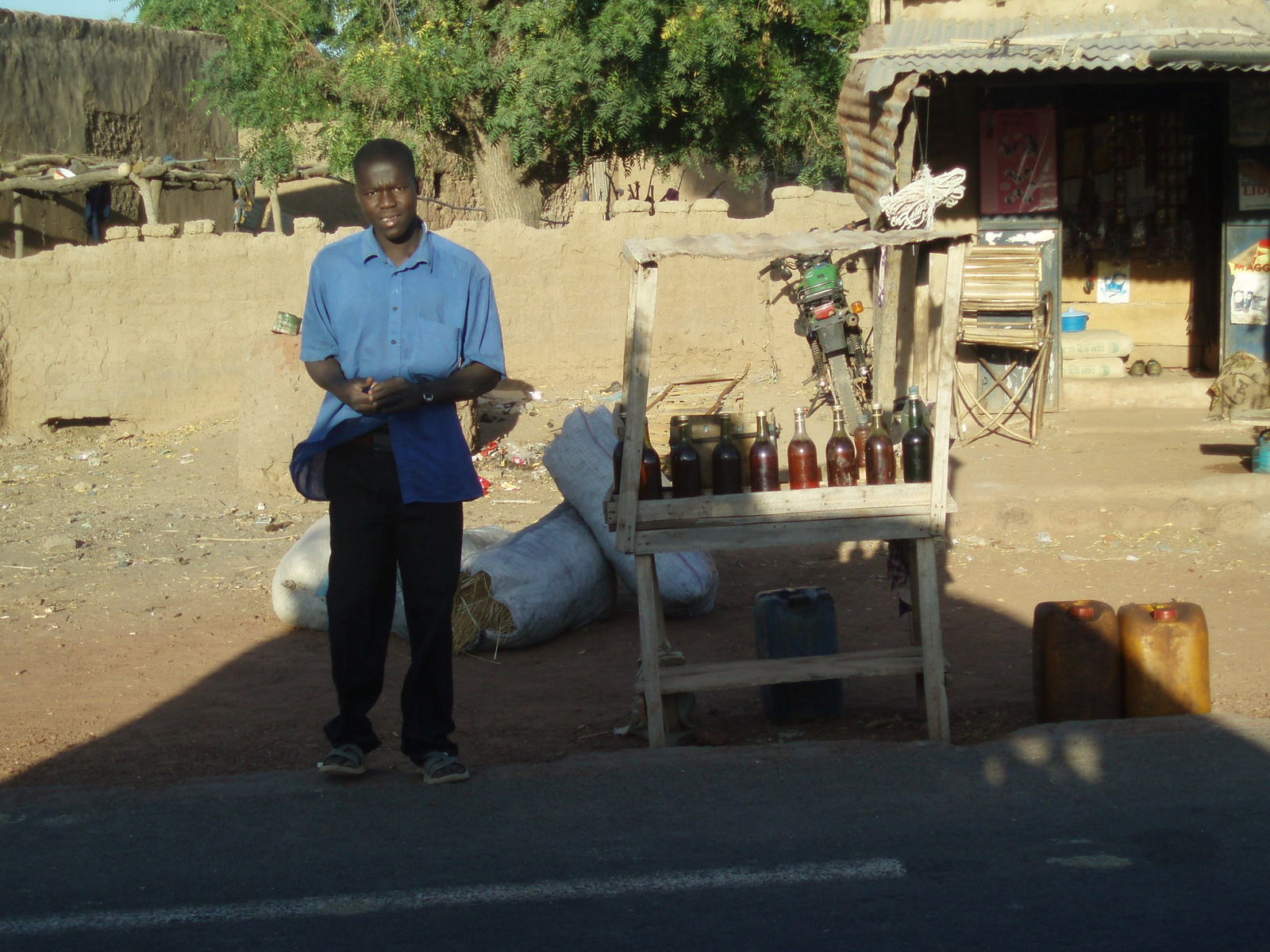 Mali078 - palackozott benzint árulnak...