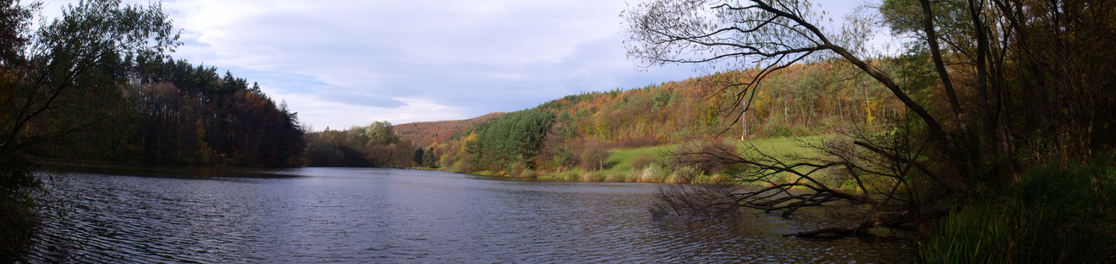 Panorámafelvétel a Fehér tóról