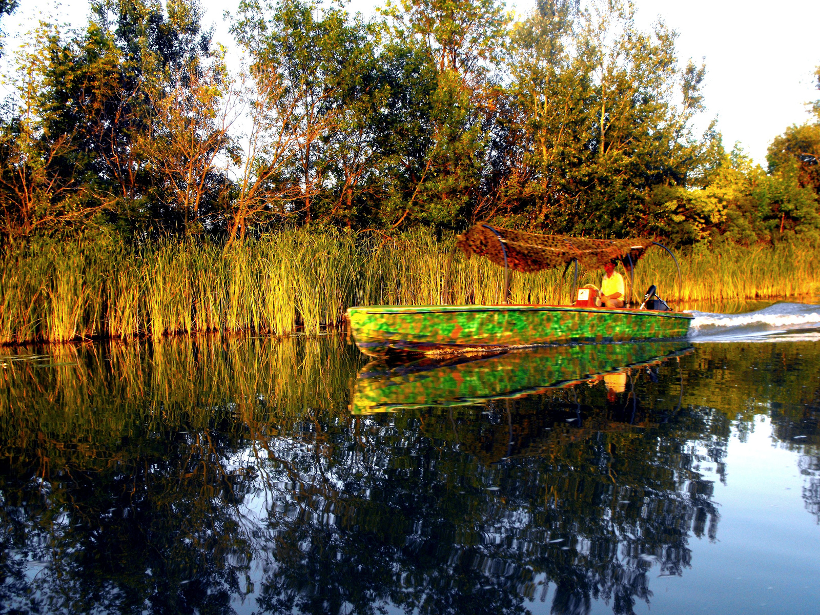 Tisza-tó.2009.Motorcsónakkal találkozás.