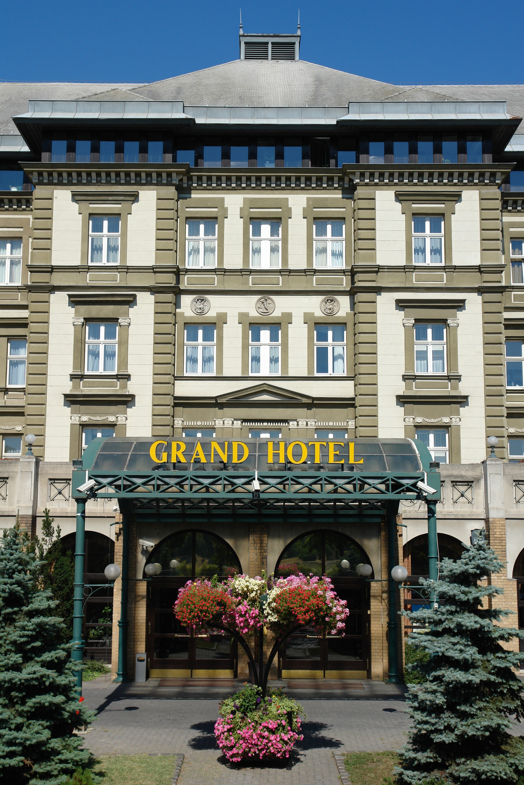 Grand Hotel Front