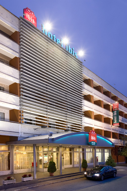 ibis Budapest Aero Hotel Front 01