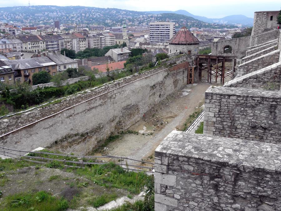 Felirat a Budai vár nyugati falán is