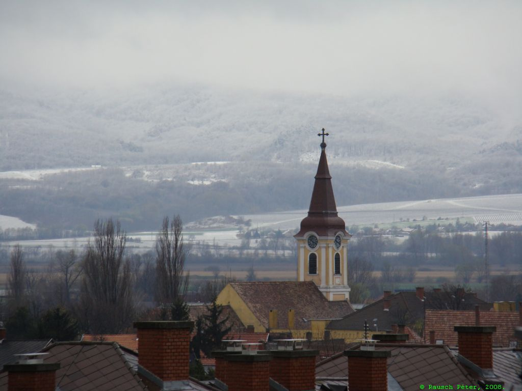 Tapolcai templom, háttérben a hegyek