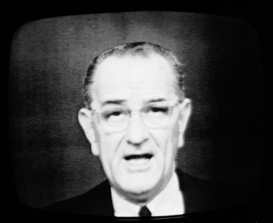 Lyndon Johnson elnök beszél alatt televíziós beszédében a Fehér 