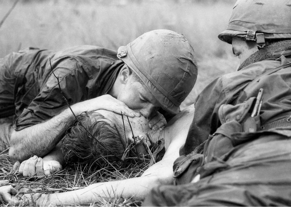 Medic James E. Callahan a Pittsfield, Mass, ad szájból-szájba tö