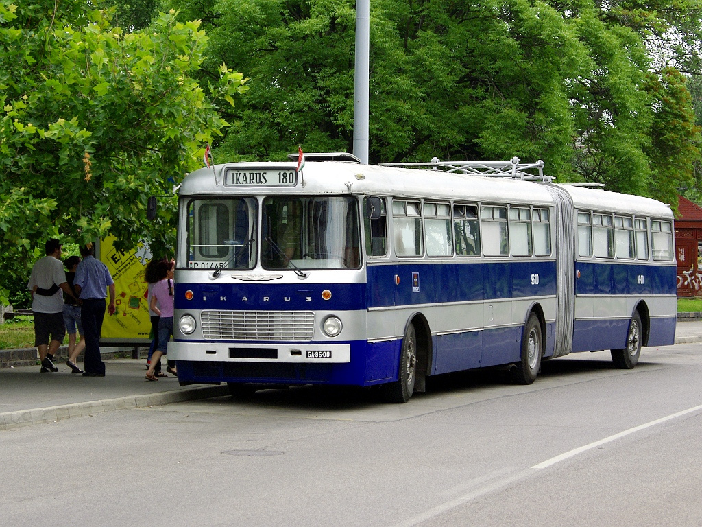 Ikarus 180 a Szentlélek téren 12 2011.06.11