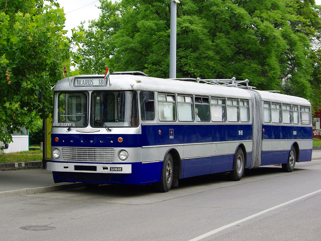 Ikarus 180 a Szentlélek téren 13 2011.06.11