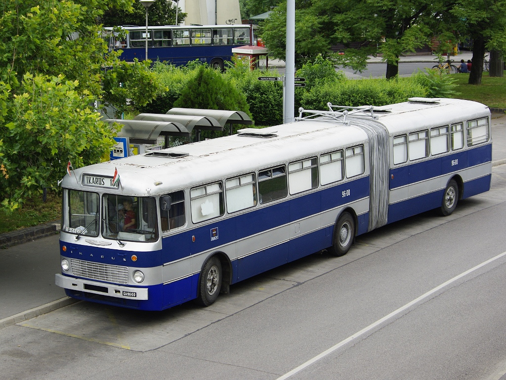 Ikarus 180 a Szentlélek téren 19 2011.06.11