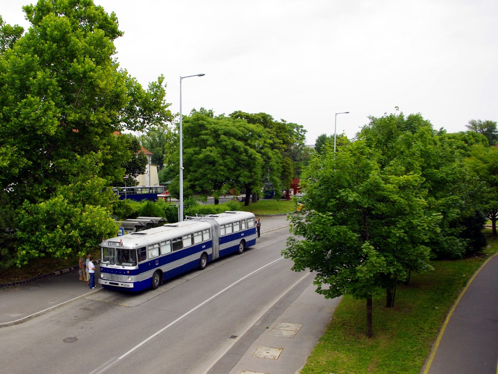 Ikarus 180 a Szentlélek téren 26 2011.06.11