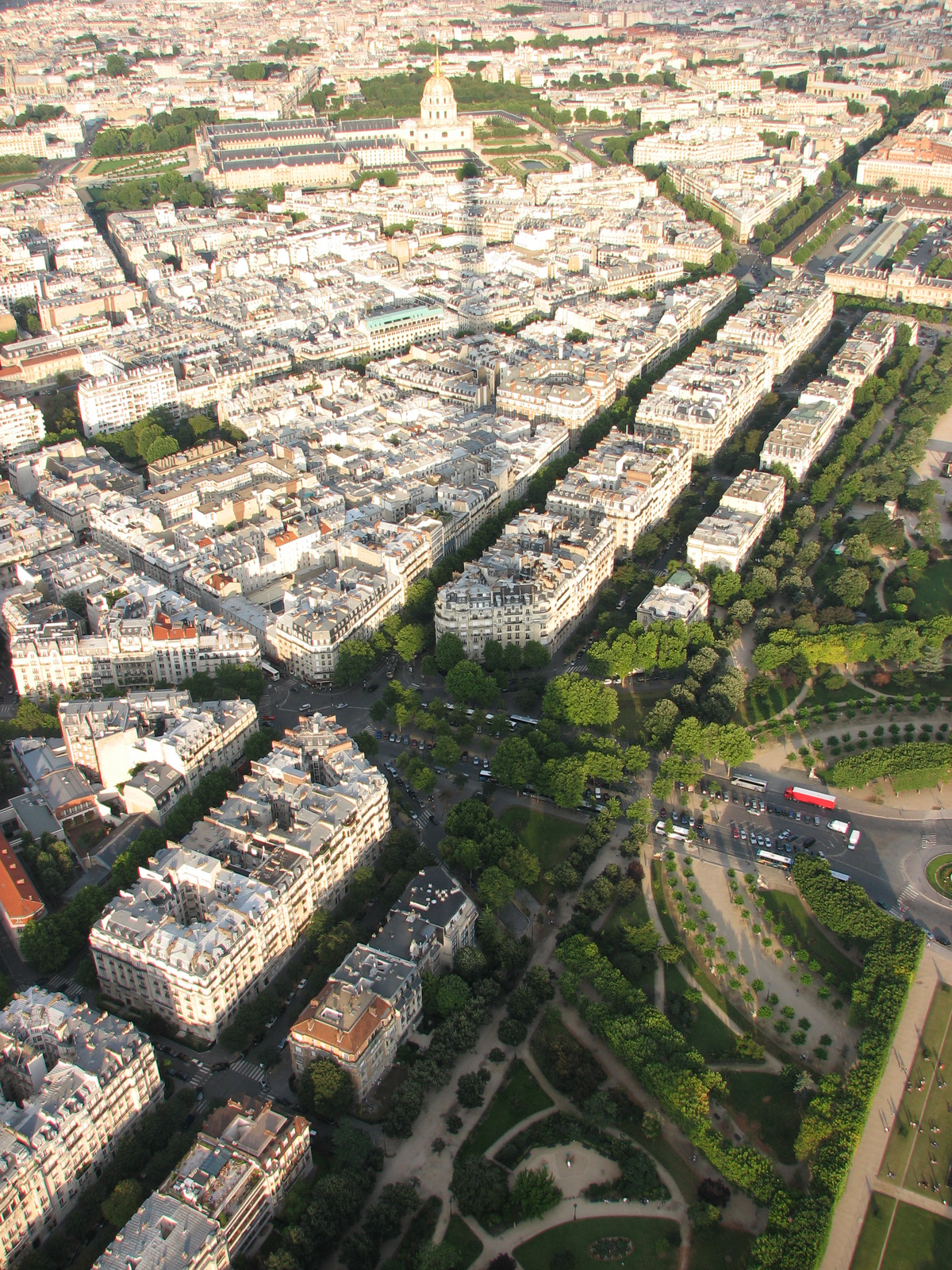 Eiffel Napóleonra mutat