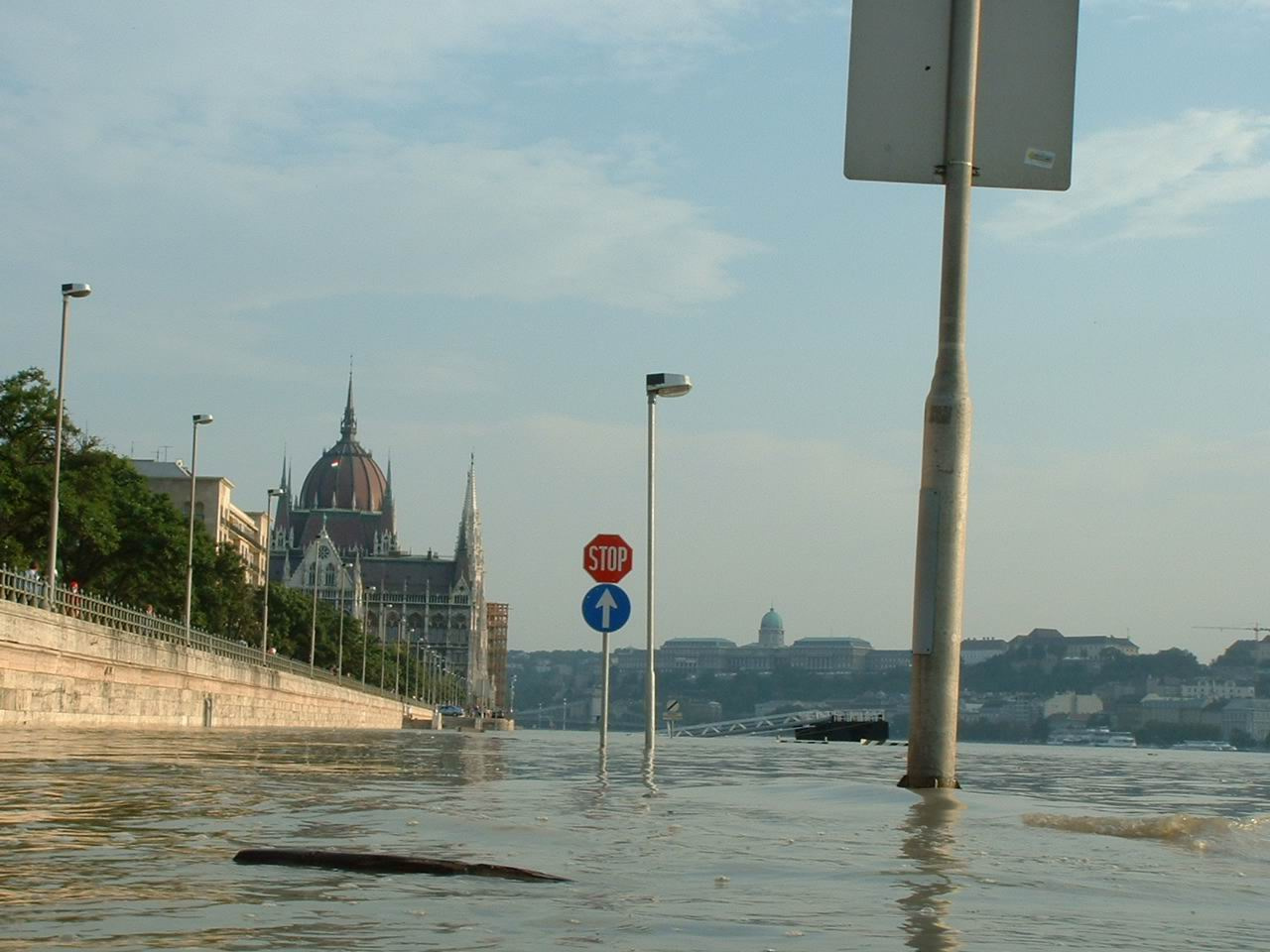 Stop, elsőbségadás kötelező