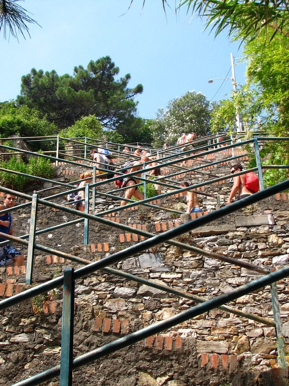 Néhány lépcső a vonattól Corniglia-ig