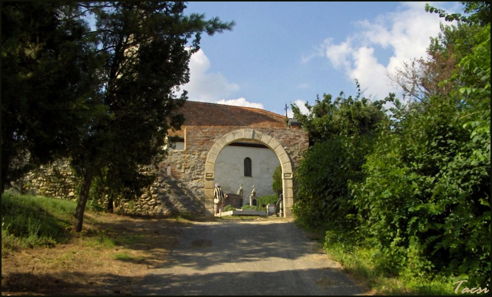 Balfi temető kőfala és kosáríves kapuja