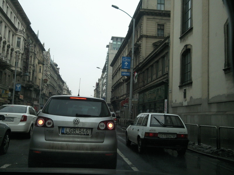 ASTORIA ELŐTT BUSZSÁVBAN.