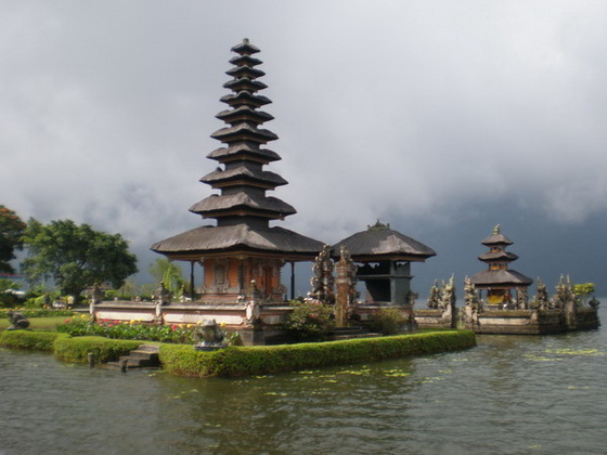 Ulun Danu úszó templom