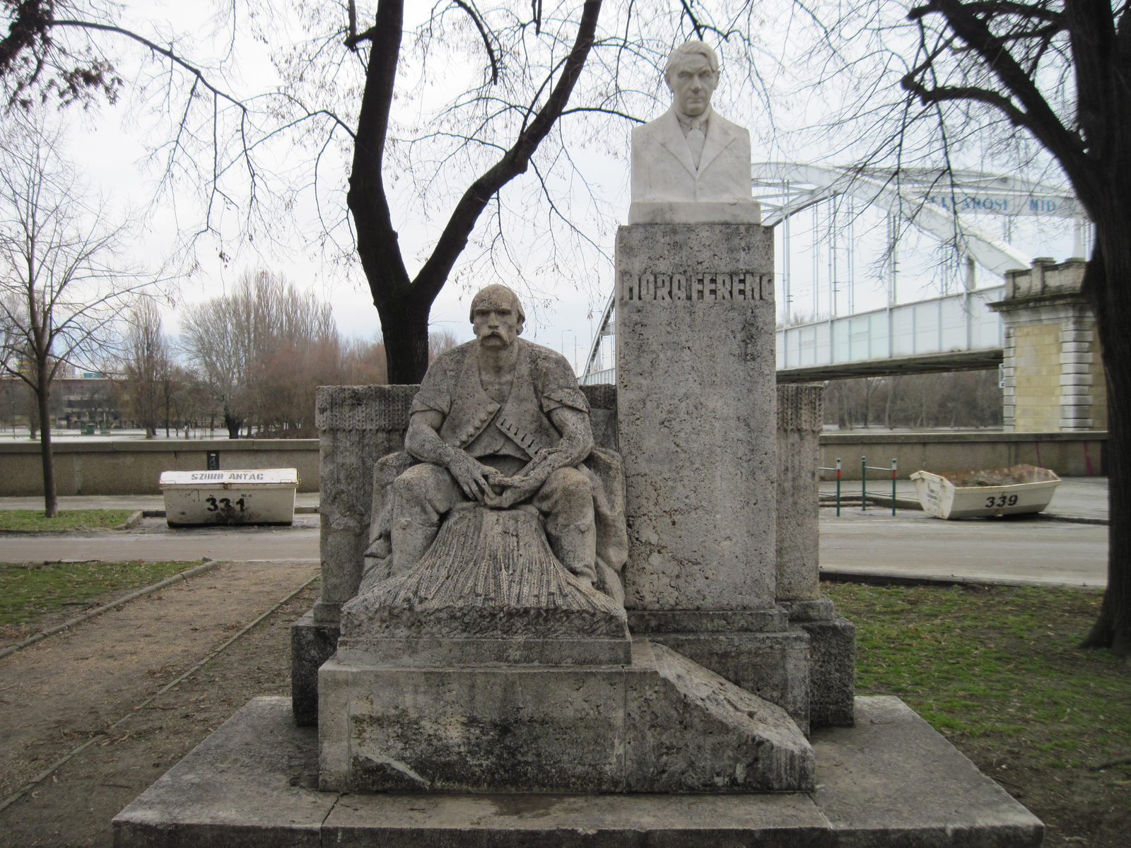 Móra Ferenc szobor