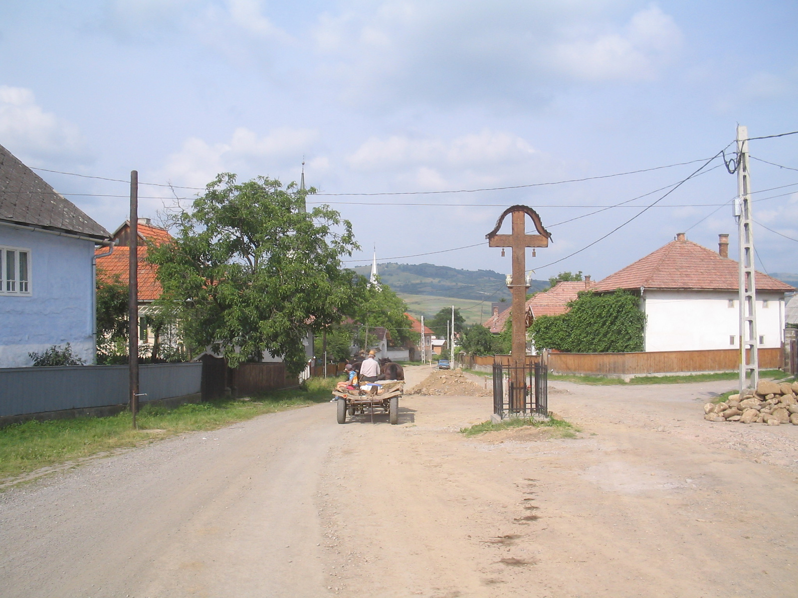 ...piactér, háttérben a Firtossal...