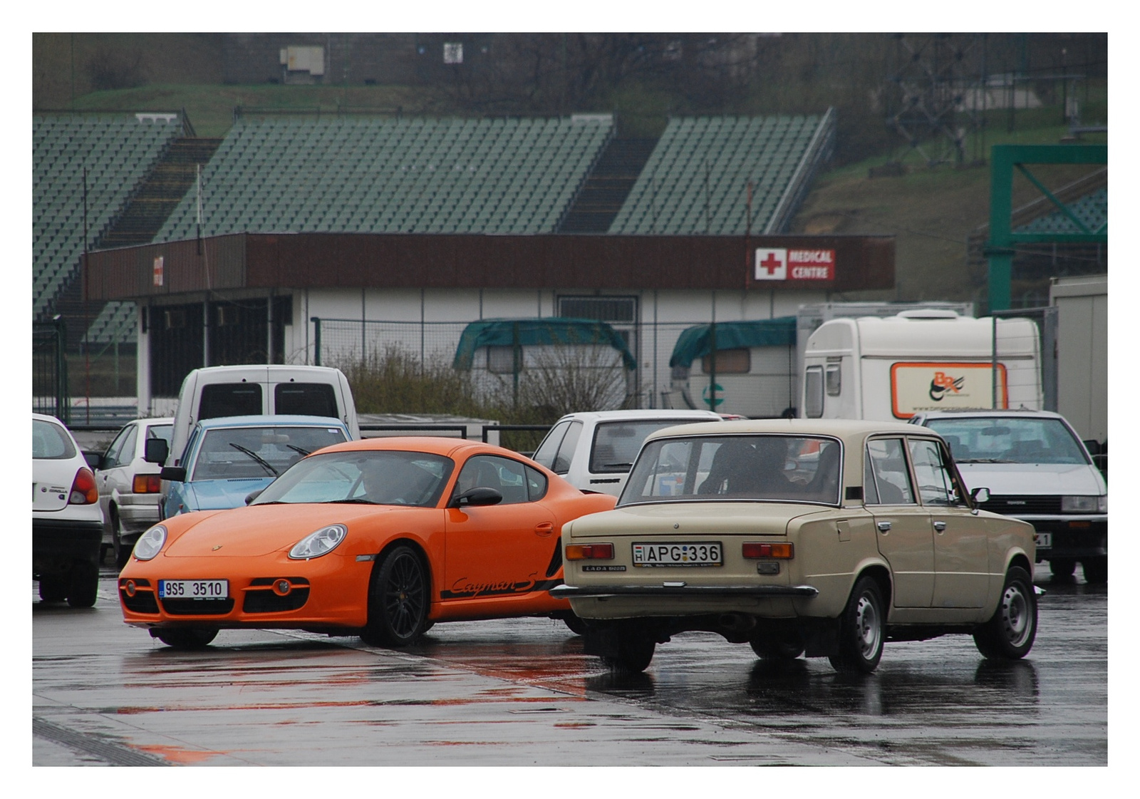 Porsche Cayman S - Lada 1200