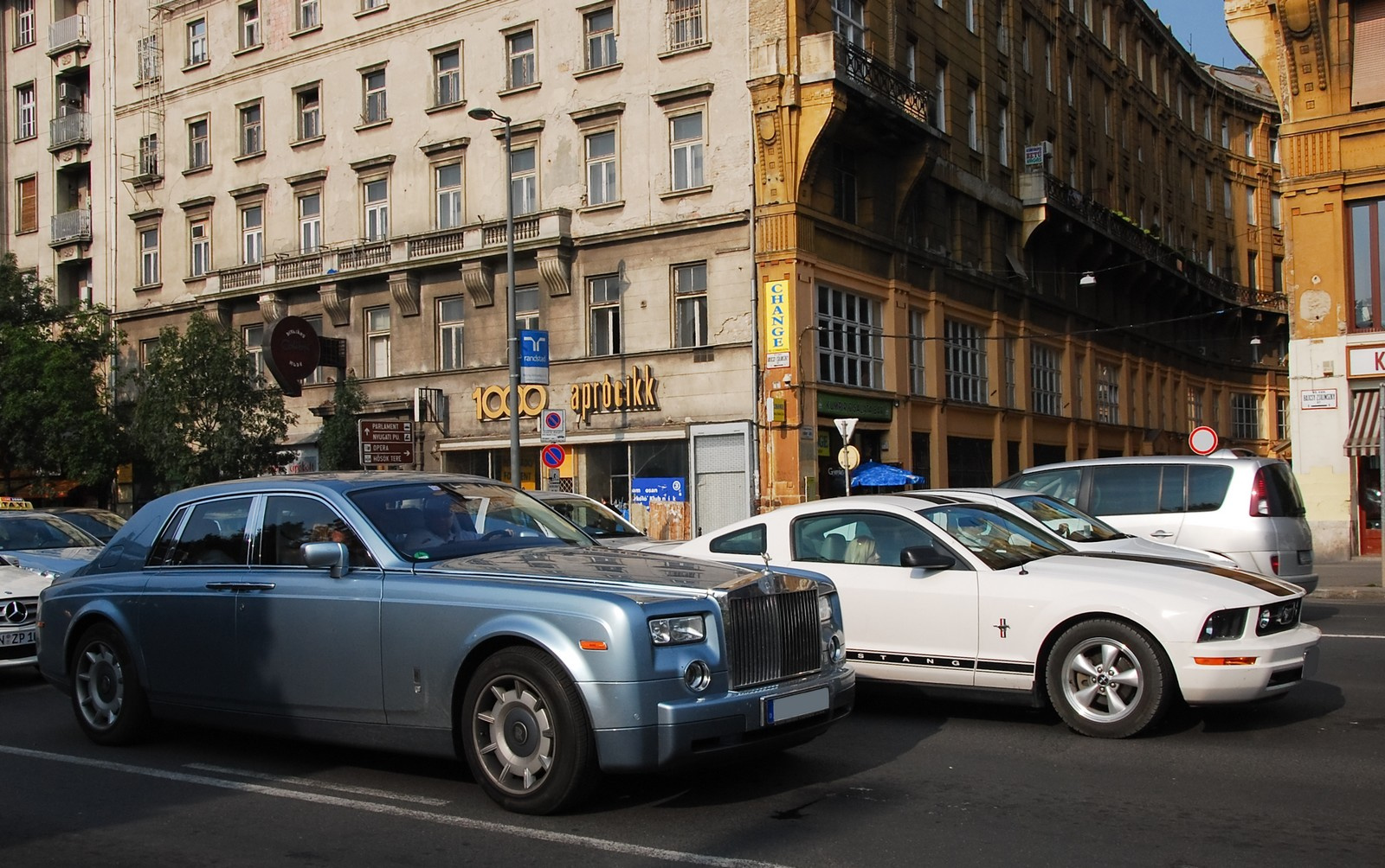 Rolls Royce Phantom - Ford Mustang