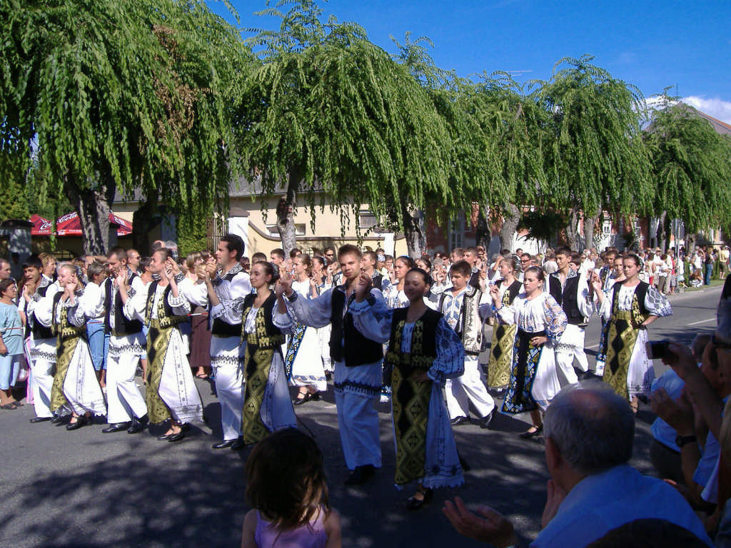 Folklórfesztivál menettánc 2