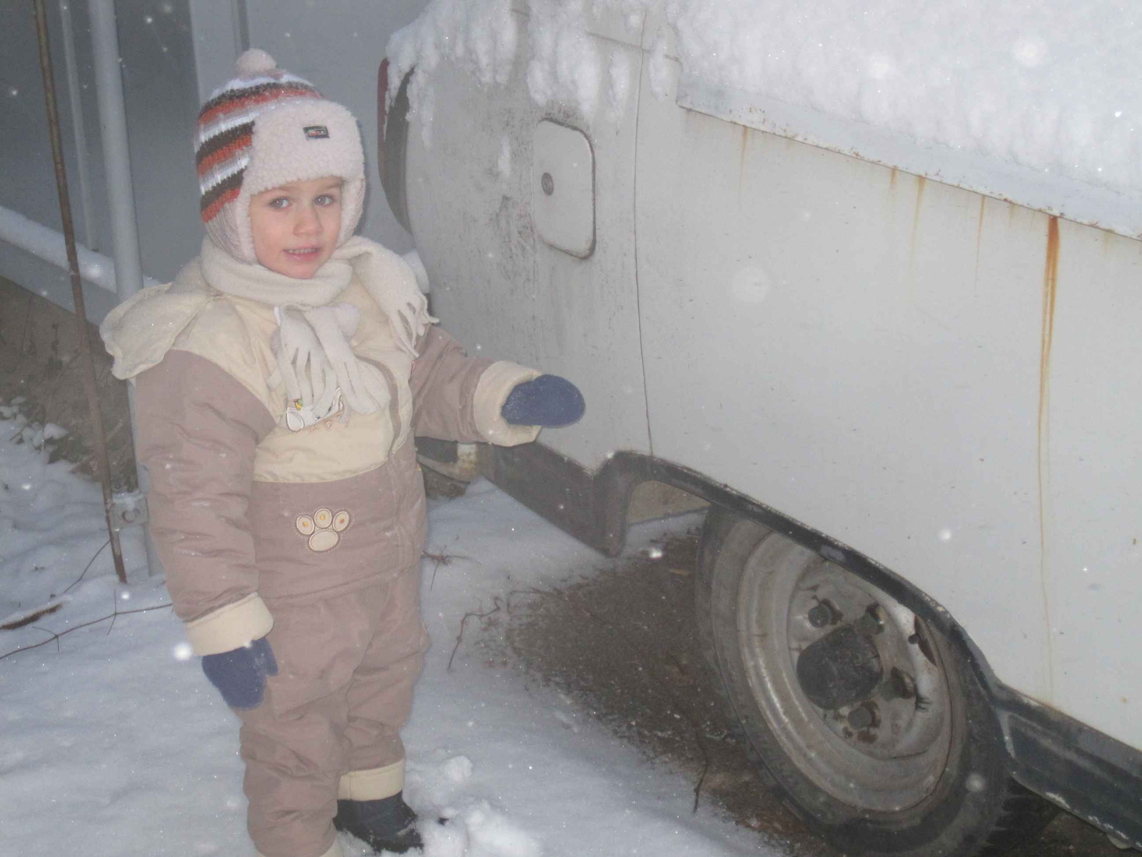 Barkas autónál ("hol kell megtankolni, apa?")