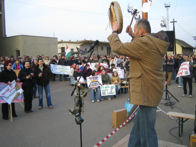 2007-02-23 Demonstráció a vasútállomás előtt