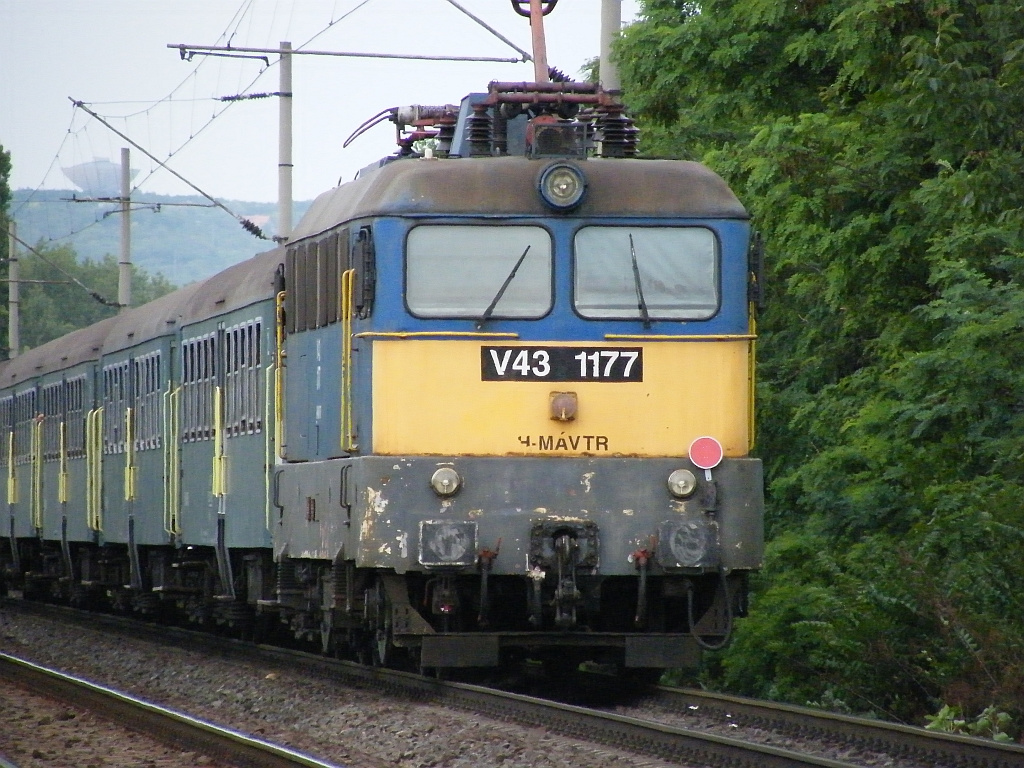 V43 1177   Ő, most tolja.