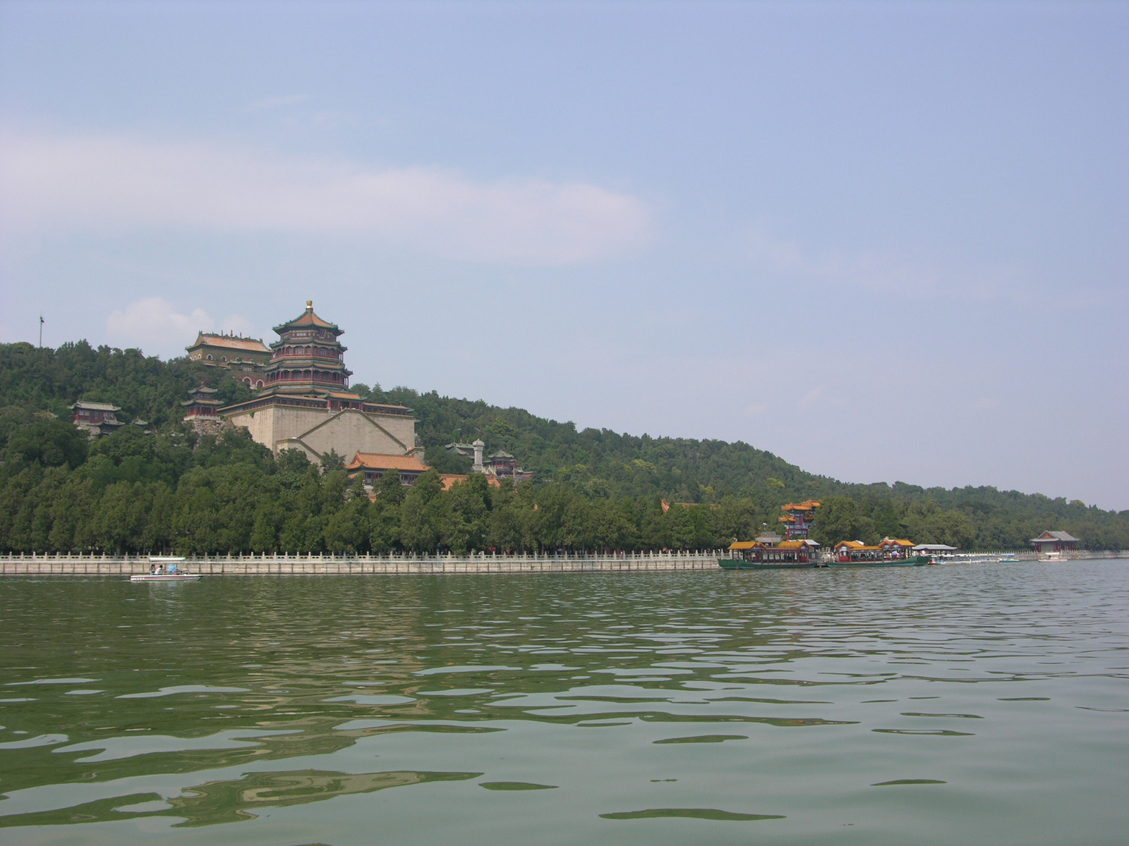 Nyári palota. Buddha temploma a tóról.