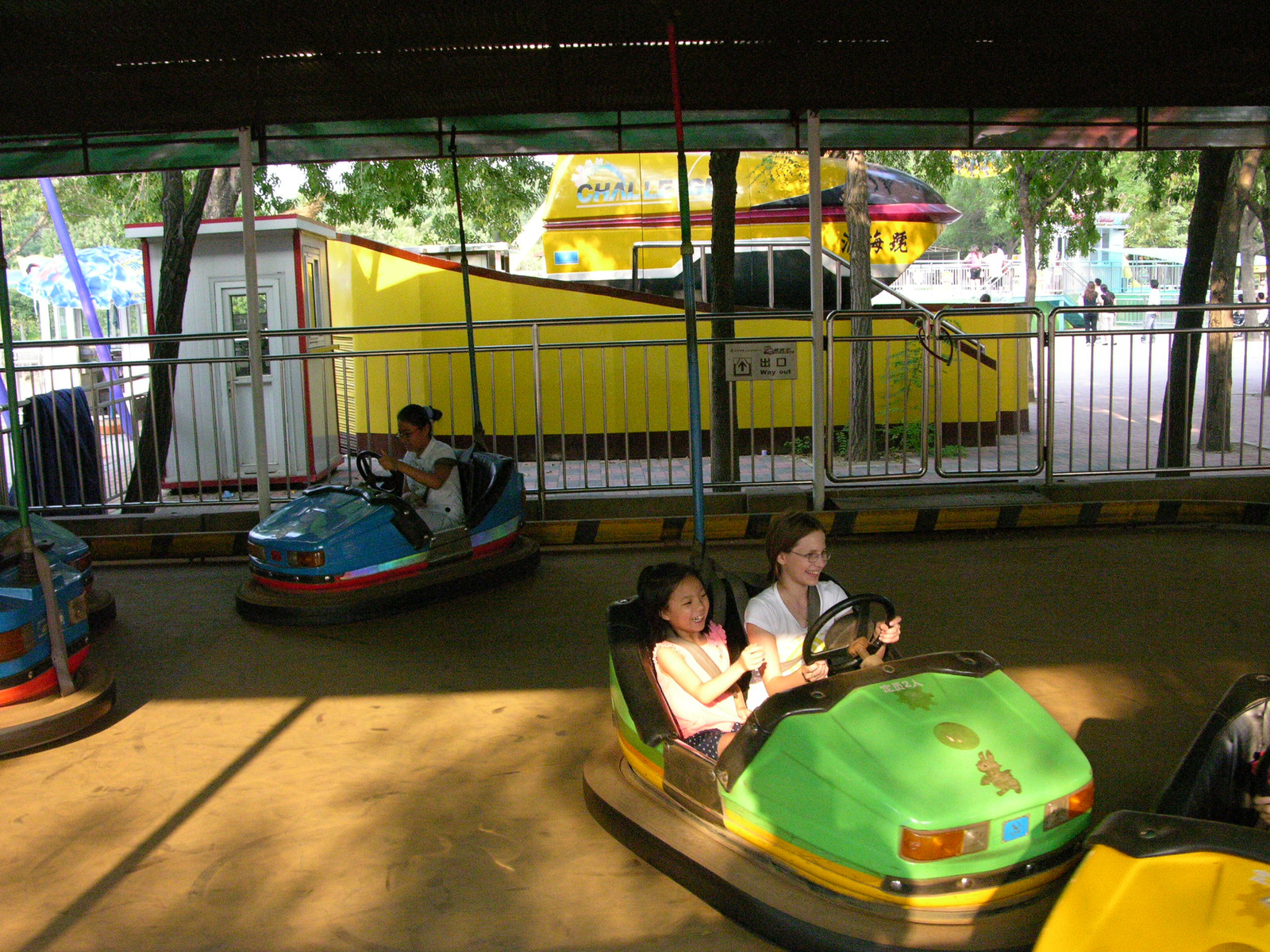 Vidámpark. Dodgem. Sokat csiviteltek a lányok angolul.