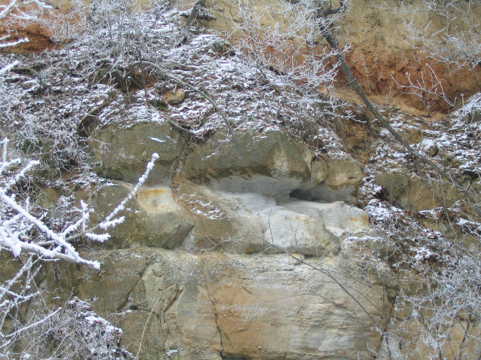 A sír felső része, hatalmas, faragott kövekből