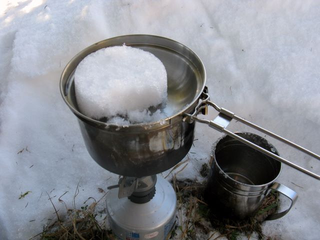 22  Amig a läbasban fö a rizs, felette olvasztom a havat a käven